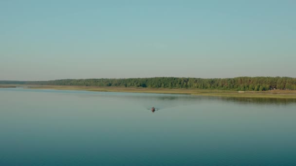 Vista aérea del drone del pescador en el barco en el amanecer, pesca de la mañana, nadando en un lago tranquilo en el amanecer V5 — Vídeos de Stock