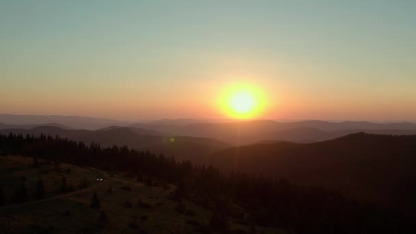 Vista aérea del dron. Salida o puesta del sol en las montañas, volando sobre los árboles en el sol Vista amplia V7 — Vídeo de stock