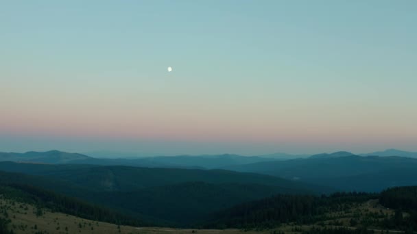Avión teledirigido vista una hermosa noche en las montañas con la luna. — Vídeo de stock