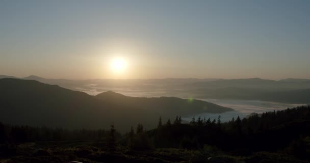 Amanecer en las montañas, Vueltas del tiempo. — Vídeo de stock