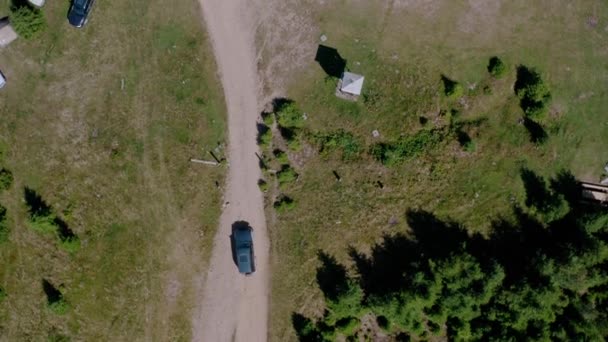 Drohnenblick aus der Luft, das Auto passiert die kugelsichere alte Radarstation Pamir in Form weißer Kugeln im Gebirge — Stockvideo