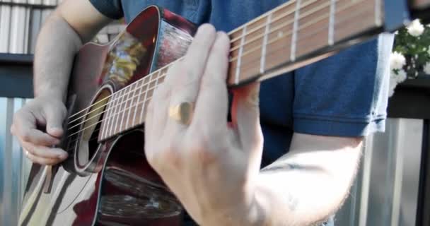 Gros plan Mains de bassistes masculins jouant à la guitare touchant des cordes sur des performances rock homme musicien appréciant la musique. Mouvement lent V2 — Video