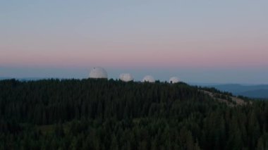 Hava aracı görüntüsü, alışılmadık mimari konsepti. V2 dağında beyaz küreler şeklinde dizayn edilmiş eski bir radar istasyonu üzerinde gün doğumu