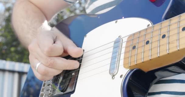 음악을 즐기는 록 퍼포먼스 맨 위에서 기타를 치는 남성 베이시스트 손을 감는다. 느린 동작 V3 — 비디오