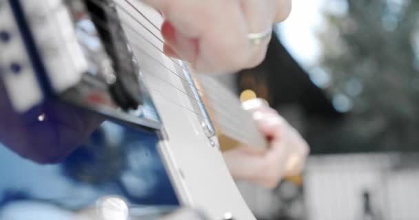 Närbild Man basist händer spelar på gitarr vidröra strängar på rock performance man musiker njuter av musik. Långsamma rörelser V4 — Stockvideo