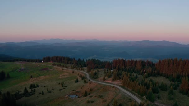 Légi drón kilátás egy gyönyörű este a hegyekben a Holddal. Széles látószögű V3 — Stock videók