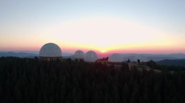 Hava aracı görüntüsü, alışılmadık mimari konsepti. V6 dağında beyaz küreler şeklinde dizayn edilmiş eski bir radar istasyonu üzerinde gün doğumu