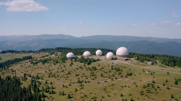 Drohnenblick aus der Luft, ungewöhnliches Architekturkonzept. einzigartig gestaltete alte Radarstation in Form weißer Kugeln im Gebirge — Stockvideo