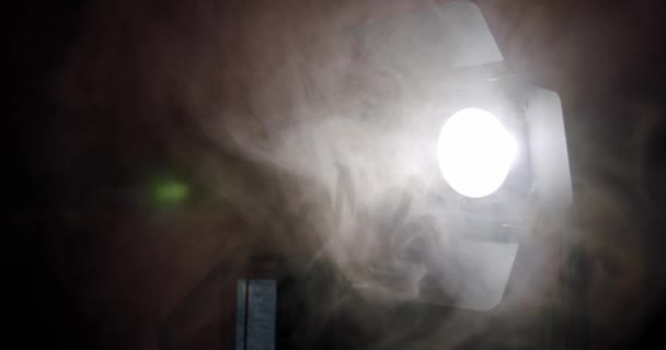 La luz diagonal del punto y los rayos brillantes de la lámpara de la iluminación de la nube del humo efectúan brillante colorido dinámico. Mover cámara — Vídeo de stock