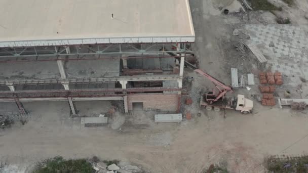Vista aérea del dron. Enormes edificios de taller de la futura planta de producción en el sitio de construcción de complejos industriales — Vídeos de Stock