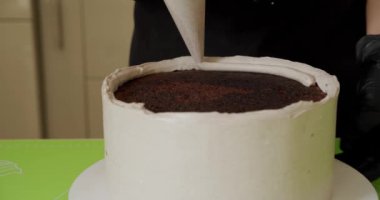 Kapatın. Kadın eli beyaz krema ve bisküviyle pasta yapıyor. V2