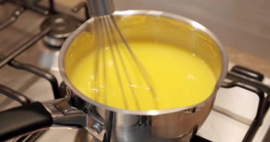 Yaklaş, Demir Bar 'da Pasta Pişirme Kremi. Profesyonel fırıncı kek hamurunu hazırlıyor, krema yapıyor..