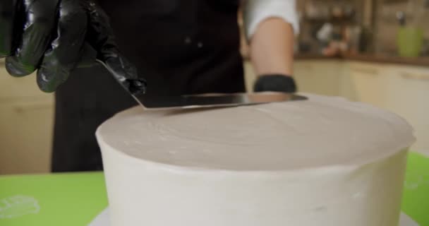 Chef fazendo recheio de bolo e creme azedo. O processo de fazer um bolo. — Vídeo de Stock
