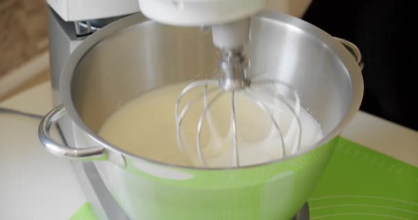 Mixer Whips Milk Cream för tårta. Professionell bagare förbereder tårtan smet, gör grädde. Närbild — Stockvideo