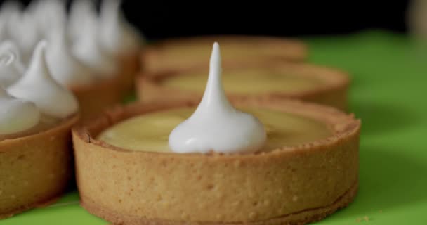 Chef pâtissier décore tartelette biscuit avec de la crème de sac à pâtisserie, Gros plan. — Video