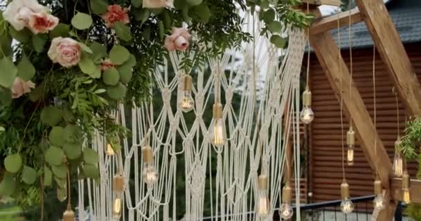 Decoración del arco de la boda en el día de la boda en la montaña naturaleza. Primer plano V3 — Vídeos de Stock