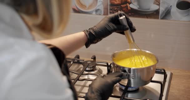 Gros plan, Crème pâtissière au Iron Bar. Boulanger professionnel préparant la pâte à gâteau, faire de la crème. V2 — Video