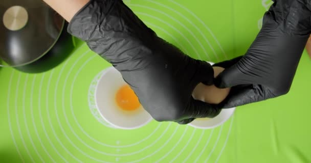 Samice łamią surowe jaja, by zrobić ciasto i śmietankę. Zamknij Widok z góry — Wideo stockowe