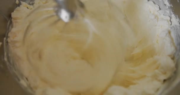 Mixer Whips Milk Cream untuk Cake. Tukang roti profesional menyiapkan adonan kue, membuat krim. V2 Close-up — Stok Video