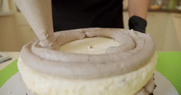 Близько. Жіночі руки роблять торт з білим кремом і печивом. Ві6 — стокове відео