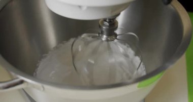 Pasta için çırpılmış süt kreması. Profesyonel fırıncı pasta hamurunu hazırlıyor, krema yapıyor. V3 'ü kapat