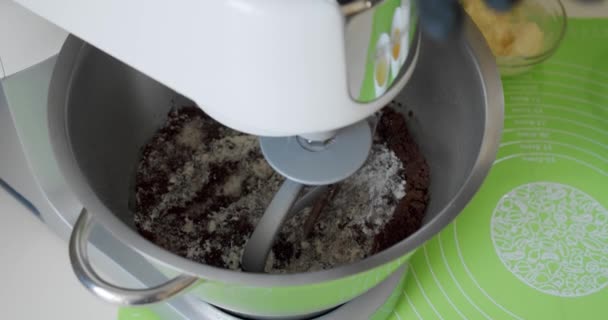 Mixer Whips choklad grädde för tårta. Professionell bagare förbereder tårtan smet, gör grädde. Närbild V3 — Stockvideo