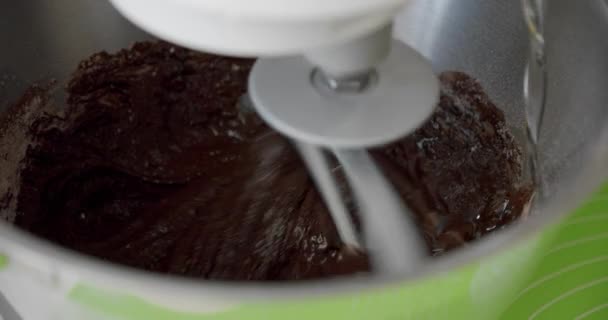 Misturador Chicotes Creme de chocolate para bolo. Assadeira profissional preparando a massa de bolo, fazendo creme. Close-up V3 — Vídeo de Stock