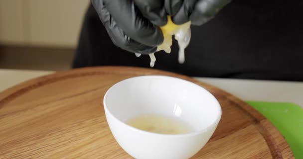 Chef em luvas pretas aperta limão, ingredientes naturais crus, Close up. Movimento lento — Vídeo de Stock