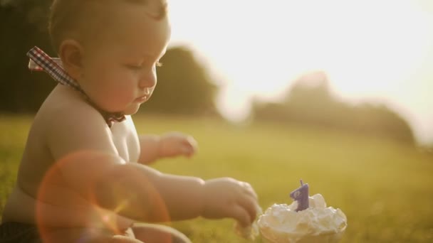 1 año cumpleaños niño pequeño sosteniendo un pastel con el número 1 — Vídeo de stock