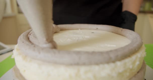 Sluit maar af. Vrouw handen maken taart met witte room en koekje. V7 — Stockvideo