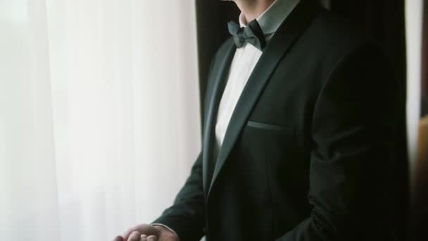Закрывай. Элегантный мужчина, жених руки с костюмами, кольцо, галстук в день свадьбы надевает костюм V2 — стоковое видео