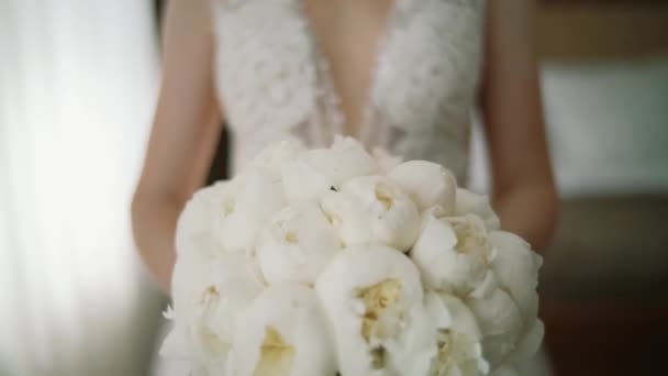 Ранок нареченої в білих трояндах тримає в руках весільний букет з троянд. Близько. В2 В2 — стокове відео