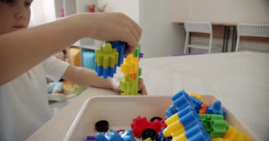 Çocuklar kreşte ya da anaokulunda renkli oyuncaklarla oynarlar. Oyuncaklar. Kapat.
