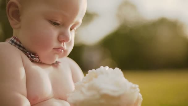1 anno di compleanno bambino piccolo che tiene una torta. — Video Stock