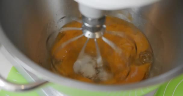 Fruste Mixer Le uova crude sono state rotte in una ciotola di metallo. Preparare una crema d'aria per la torta. Chiudi V3 — Video Stock