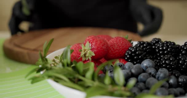 Koch in schwarzen Handschuhen schneidet frische Erdbeeren auf einem Holzschneidebrett. Nahaufnahme V2 — Stockvideo