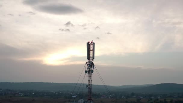 Vista aérea de drones. Torre transmissora de comunicação no campo V3 — Vídeo de Stock