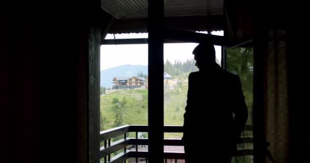 Un homme égant, marié ou homme d'affaires porte un costume près de la fenêtre. Mouvement lent V2 — Video