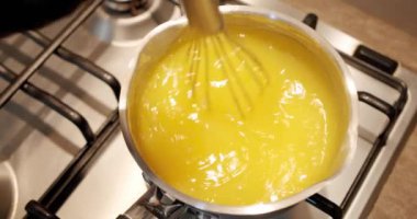 Yaklaş, Demir Bar 'da Pasta Pişirme Kremi. Profesyonel fırıncı pasta hamurunu hazırlıyor, krema yapıyor. V3