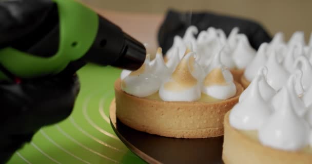 The confectioner prepares tartlets, fries cream with fire. Close up — Stock Footage The confectioner prepares tartlets, fries cream with fire. Close up Video Clip