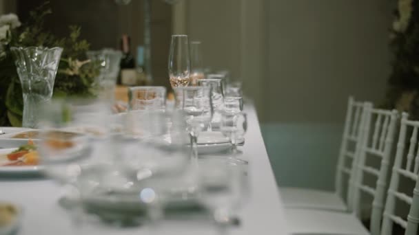Dekorowany stół dla nowożeńców na uroczystości ślubnej, szklanki szampana na stole. Zamknij się. — Wideo stockowe