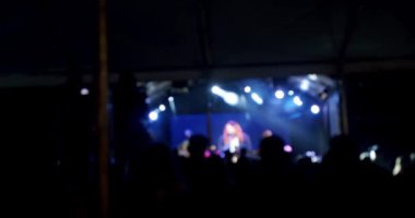 Blured Silhouette konserde el ele tutuşan insanların görüntüsü. Yavaş çekim