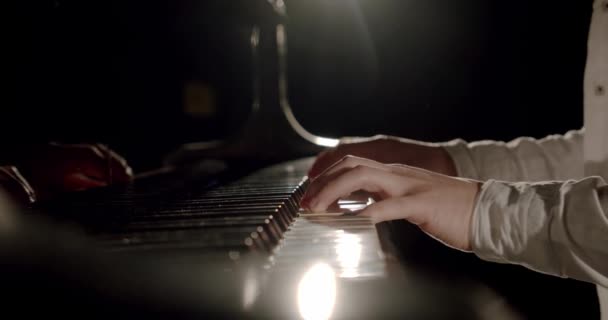 Profesyonel piyanist elleri bir kuyruklu piyanoda hafif klasik müzik çalar. Yavaş çekim — Stok video