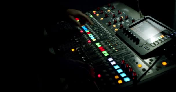 Mão produtor de som está usando um mixer de música com ferramentas de edição em concerto. — Vídeo de Stock