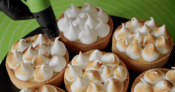 The confectioner prepares tartlets, fries cream with fire. Close up V2 — Stock Video