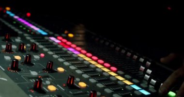 Ses prodüktörü, konseri düzenleme araçlarıyla birlikte bir müzik mikseri kullanıyor. Kapat.
