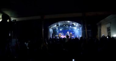 Blured Silhouette konserde el ele tutuşan insanların görüntüsü. Yavaş çekim V2