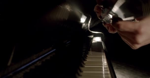 Profesyonel piyanist elleri piyanoyu kapatır. Yavaş çekim — Stok video