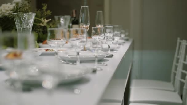 Dekorowany stół dla nowożeńców na uroczystości ślubnej, szklanki szampana na stole. Zamknij V2 — Wideo stockowe