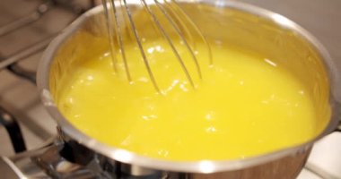 Yaklaş, Demir Bar 'da Pasta Pişirme Kremi. Profesyonel fırıncı pasta hamurunu hazırlıyor, krema yapıyor. V4